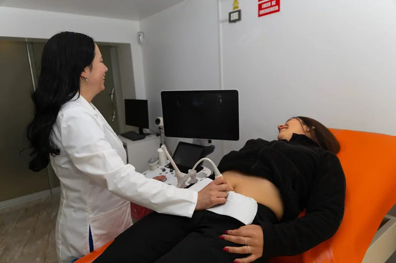 Dra. Carmen Sánchez utilizando el transductor durante una ecografía