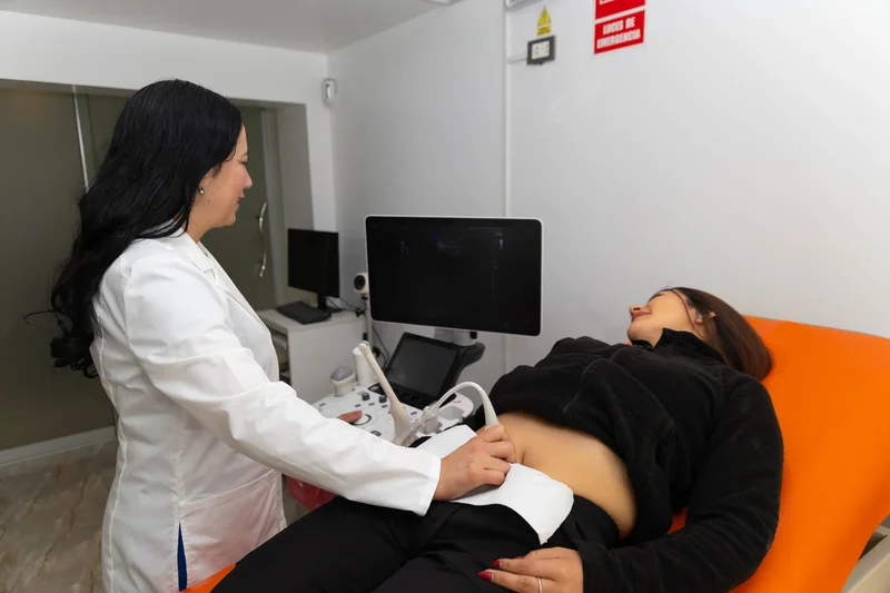 Dra. Carmen Sánchez realizando una exploración ecográfica abdominal