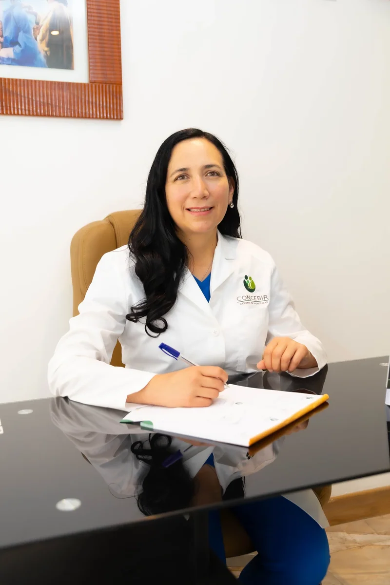 Dra. Carmen Sánchez junto a la documentación de consulta