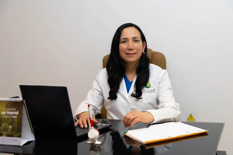 Dra. Carmen Sánchez en el escritorio de consulta