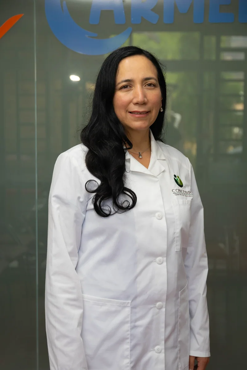 Dra. Carmen Sánchez en la entrada del centro médico