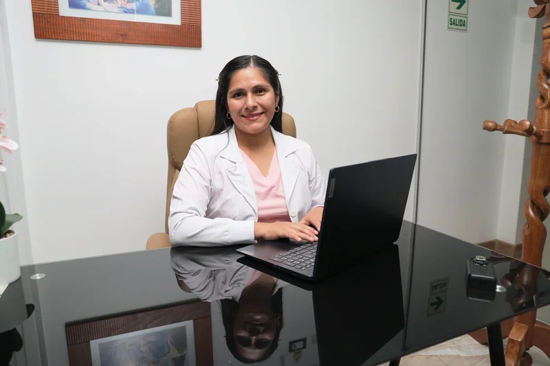 Dra. Wendy Salcedo en su consultorio