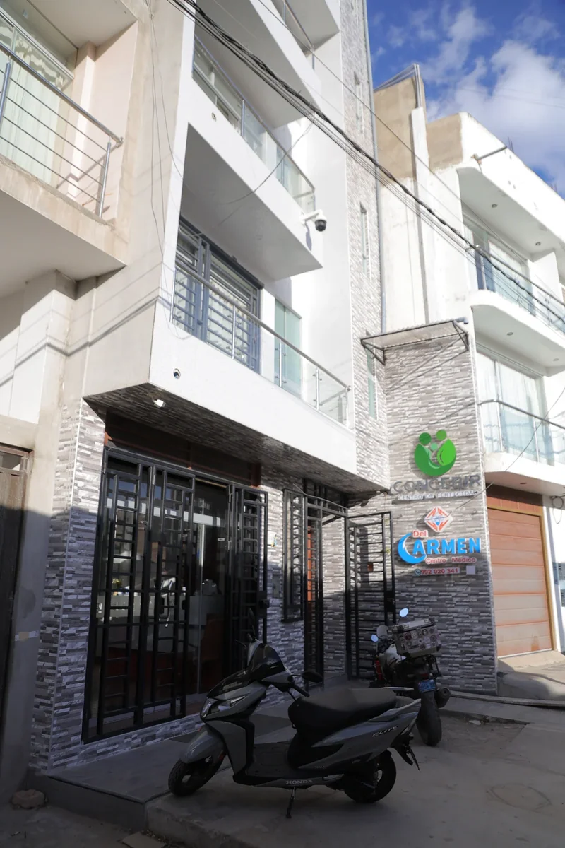 Fachada y acceso al centro