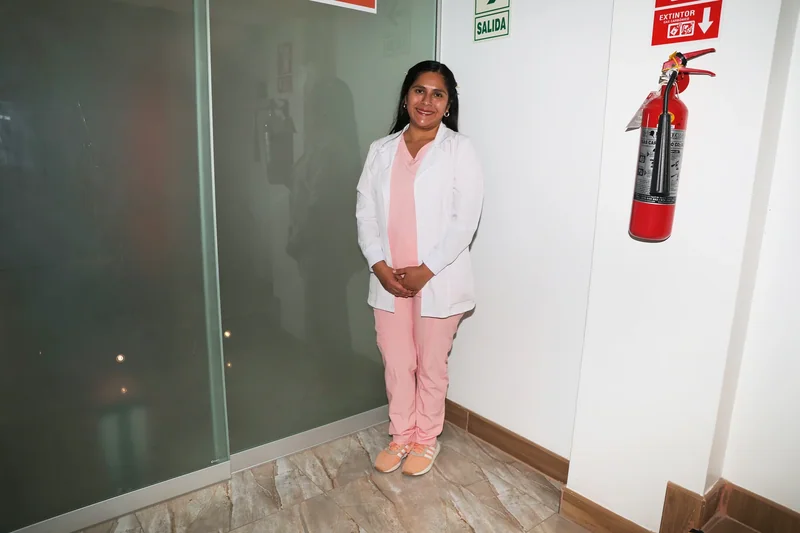 Dra. Wendy Salcedo en el área de atención